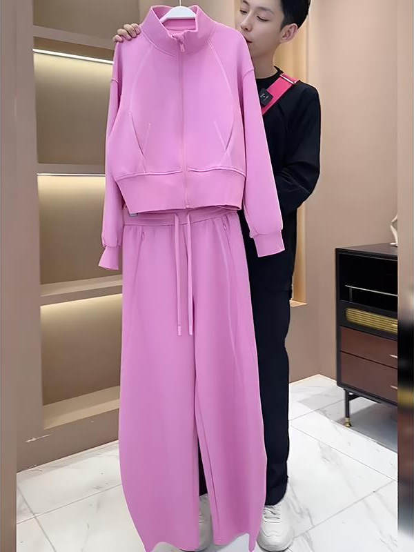 Women Fashion Over The Years - طقم ملابس رياضية أنيق للنساء مع